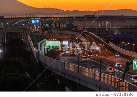《埼玉県》美女木ジャンクションと富士山の夜景・交通イメージ 97328336