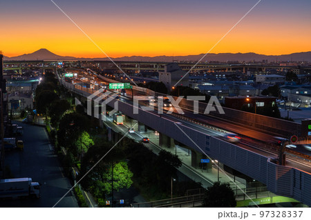 《埼玉県》美女木ジャンクションと富士山の夜景・交通イメージ 97328337