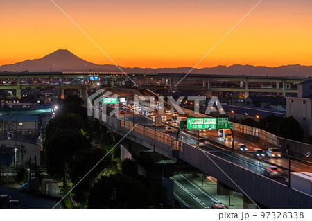 《埼玉県》美女木ジャンクションと富士山の夜景・交通イメージ 97328338