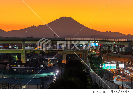 《埼玉県》美女木ジャンクションと富士山の夜景・交通イメージ 《埼玉県》美女木ジャンクションと富士山の夜景・交通イメージ 97328343