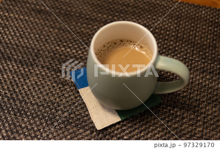 コーヒーを飲む コーヒーを飲む 97329170
