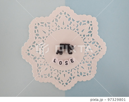 lose敗北の単語とうなだれるシルエット lose敗北の単語とうなだれるシルエット 97329801