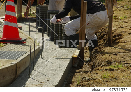 境界の土留め工事　土地の境界の土留め工事 97331572