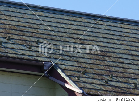 スレート屋根の劣化　劣化するスレート屋根 97331576