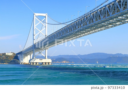 【徳島県】観潮船から眺めた大鳴門橋と渦潮（鳴門の渦潮） 97333410