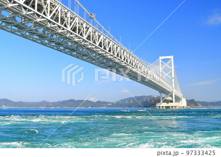 【徳島県】観潮船から眺めた大鳴門橋と渦潮（鳴門の渦潮） 97333425