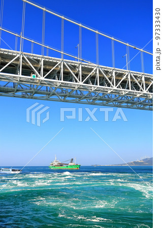 【徳島県】観潮船から眺めた大鳴門橋と渦潮（鳴門の渦潮） 97333430