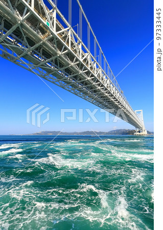 【徳島県】観潮船から眺めた大鳴門橋と渦潮（鳴門の渦潮） 97333445