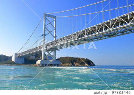 【徳島県】観潮船から眺めた大鳴門橋と渦潮（鳴門の渦潮） 97333446