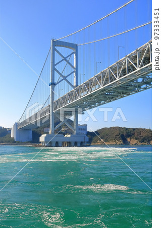【徳島県】観潮船から眺めた大鳴門橋と渦潮（鳴門の渦潮） 97333451