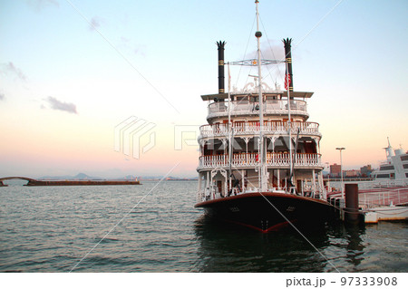 琵琶湖の大津港に停泊する観光船ミシガン 97333908