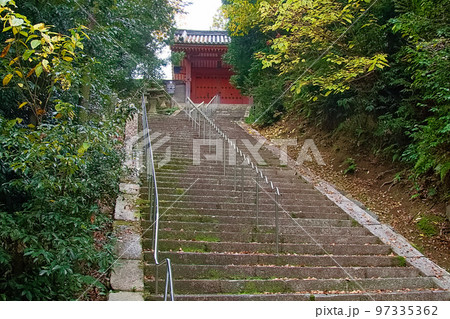 八幡神社に昇る石段 97335362