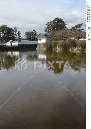 学橋から隅櫓方面を眺める（小田原城／神奈川県小田原市） 97335816