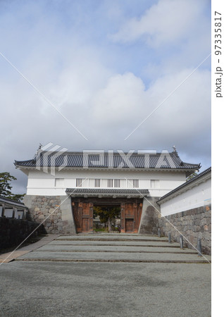 小田原城の「銅(あかがね)門」（神奈川県小田原市） 97335817