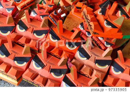 鎌倉宮　手水舎に飾られている獅子頭（神奈川県鎌倉市） 97335905