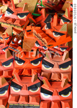 鎌倉宮 手水舎に飾られている獅子頭(神奈川県鎌倉市) 鎌倉宮 手水舎に飾られている獅子頭(神奈川県鎌倉市) 97335910
