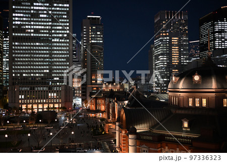 夜の東京駅の周辺 97336323