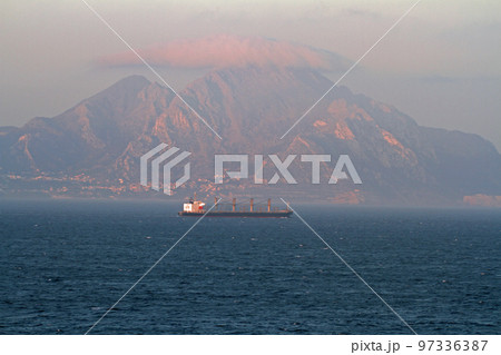 早朝のジブラルタル海峡通過中 97336387