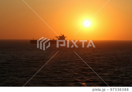 朝日に向かってジブラルタル海峡通航中 朝日に向かってジブラルタル海峡通航中 97336388