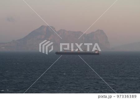 早朝のジブラルタル海峡通過中 97336389