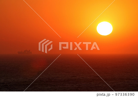 朝日を浴びてジブラルタル海峡通航中 97336390