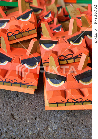 鎌倉宮　手水舎に飾られている獅子頭（神奈川県鎌倉市） 97336392