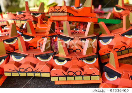 鎌倉宮　手水舎に飾られている獅子頭（神奈川県鎌倉市） 97336409