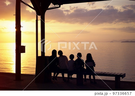 夕暮れ海辺の駅で遊ぶ子どもたち 夕暮れ海辺の駅で遊ぶ子どもたち 97336657
