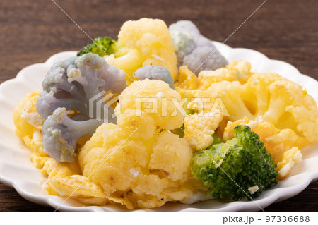 茹でたカリフラワーとブロッコリー 97336688
