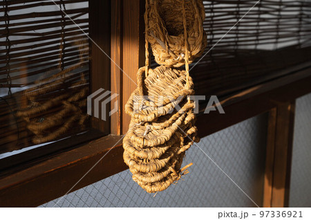 窓際に吊るされた草鞋 窓際に吊るされた草鞋 97336921