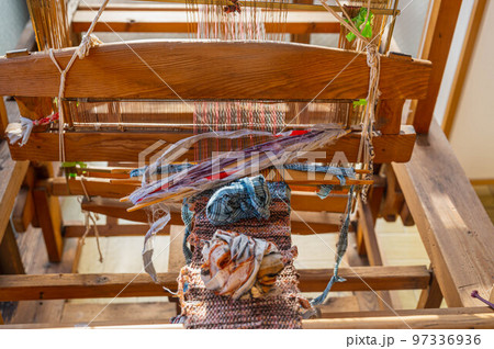 紐の玉と手織り機　裂き織り 97336936