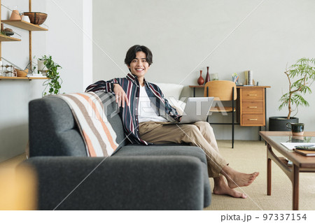 オシャレな部屋で一人暮らしをする若い男性 オシャレな部屋で一人暮らしをする若い男性 97337154