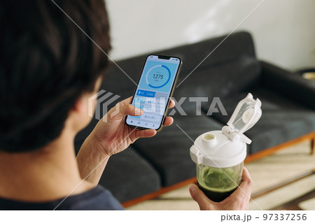 健康管理アプリを使う男性 97337256