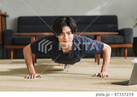 家で筋トレをする男性 97337259