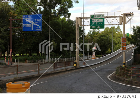 阪神高速道路13号東大阪線の森之宮入口 阪神高速道路13号東大阪線の森之宮入口 97337641
