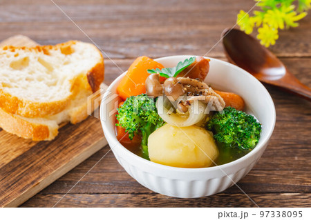 野菜たっぷりのポトフとバケット 野菜たっぷりのポトフとバケット 97338095