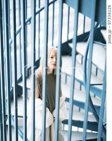 金髪の女性 97338126