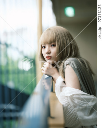金髪の女性 97338128