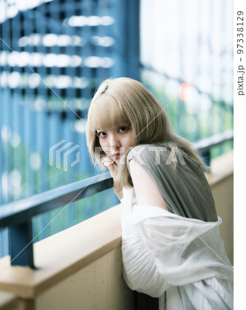 金髪の女性 97338129