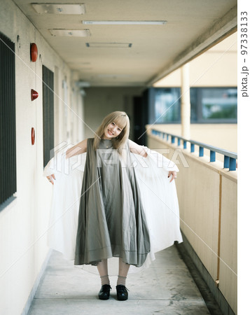 金髪の女性 97338133