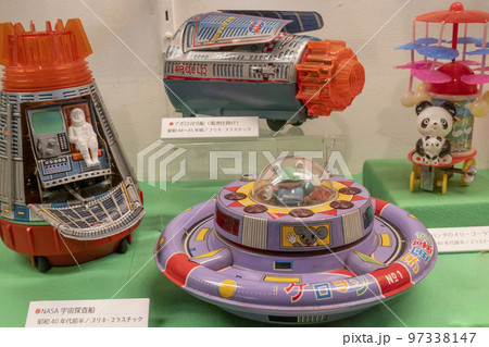 レトロなオモチャが並ぶ画像 97338147