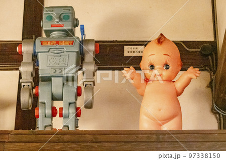 ロボットとキューピーの人形 ロボットとキューピーの人形 97338150