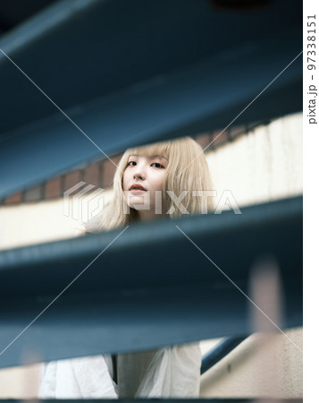 金髪の女性 97338151