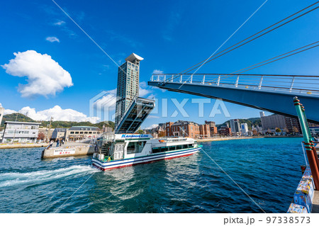 門司港レトロ　跳ね上がるブルーウィングもじと汽船 97338573