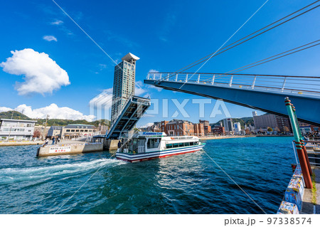 門司港レトロ　跳ね上がるブルーウィングもじと汽船 97338574