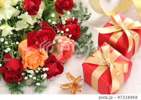 クリスマスの花束とギフト 97338968