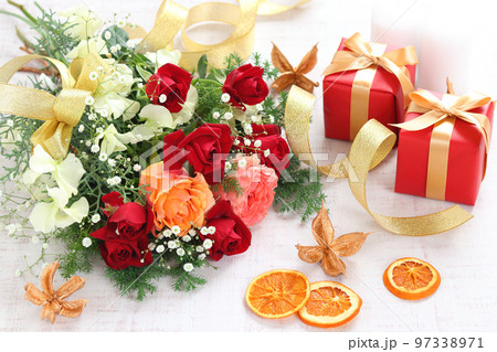 クリスマスの花束とギフト 97338971