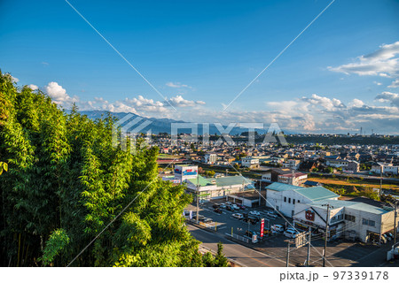 《長野県》飯田市風景 飯田市内から南アルプスの展望 《長野県》飯田市風景 飯田市内から南アルプスの展望 97339178