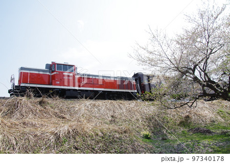 左沢線 左沢駅を発車する左沢線全通100周年記念号と桜 左沢線 左沢駅を発車する左沢線全通100周年記念号と桜 97340178