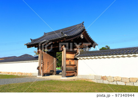 【兵庫県】晴天の赤穂城  大石頼母助屋敷門 97340944